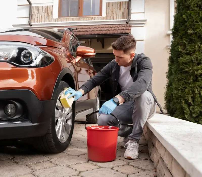 Lavage auto à domicile Bavent : professionnel intervenant sur un véhicule